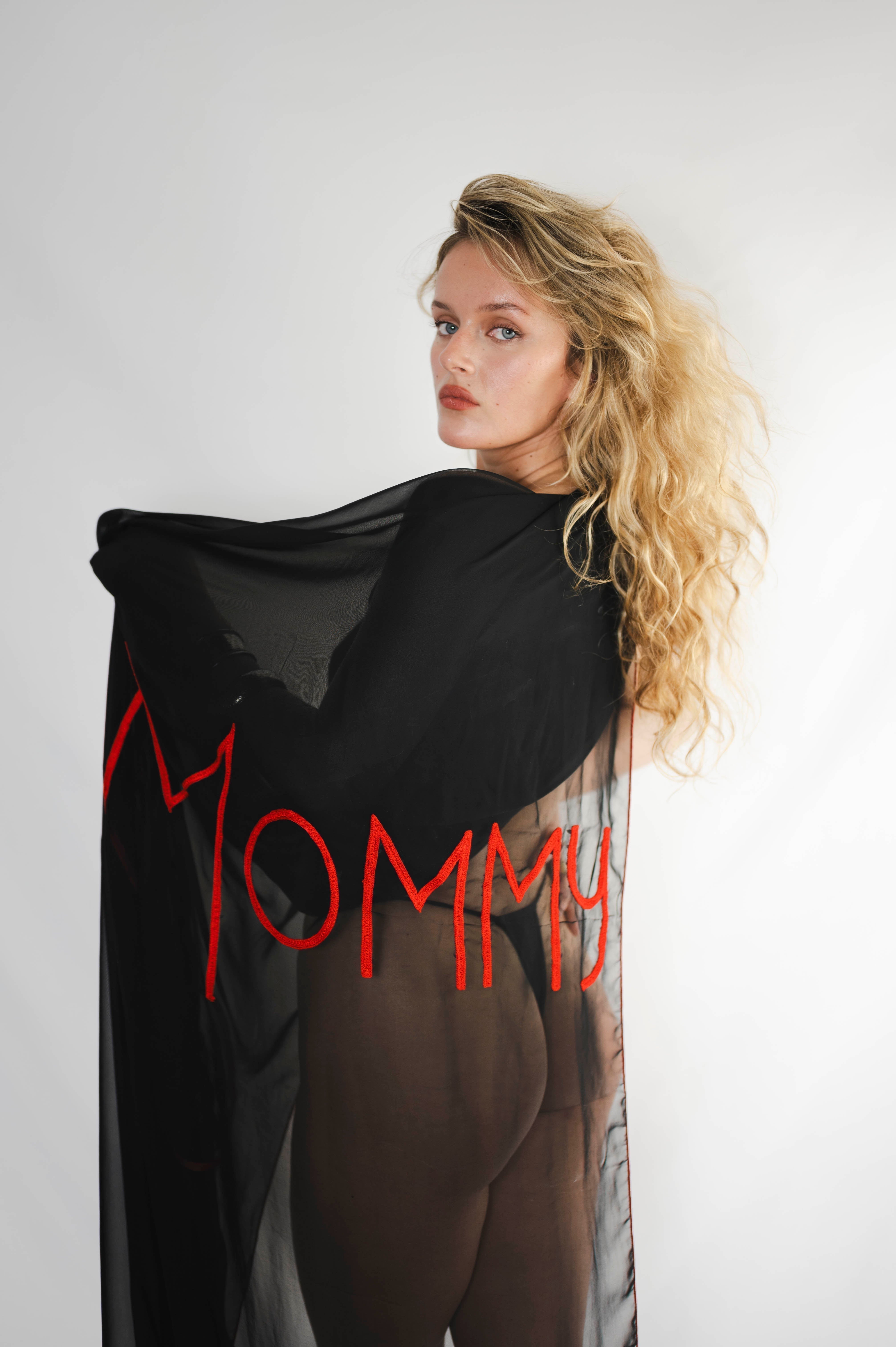 #NOTSORRYDADDY - Entre sensualité et subversion : l’histoire du paréo noir iconique